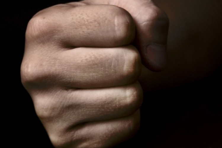 A földön is rugdosta ismerősét 