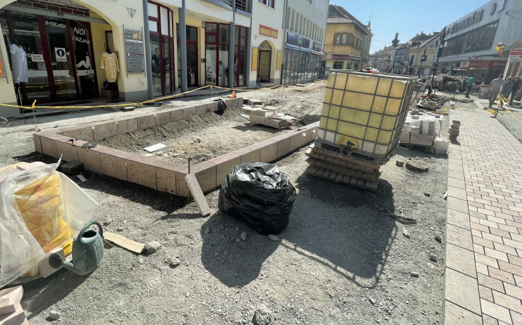 Elkezdték az első zöld sziget kialakítását a Kossuth utcán