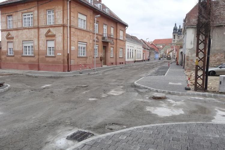 Szerdán aszfaltozzák a Korvin utcát