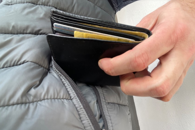 Másokat is meglophatott a pápai pénztárcatolvaj