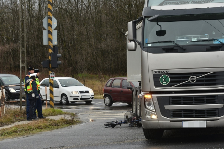 Egy kerékpárost gázoltak halálra a 83-ason