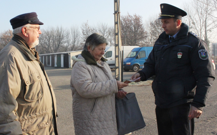 Rendőrségi tanácsok a pápai használtcikk piacon