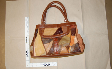 Idős asszony kezéből tépte ki a táskát