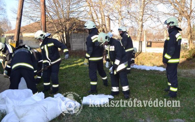 Árvíz-elleni védekezést gyakorolták a tűzoltók a Bakony-ér paton