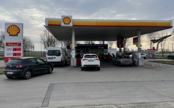 A kormány csökkenti az üzemanyagok jövedéki adóját, marad az árstop