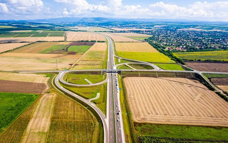 Elkerülő utakkal és újjátervezett Városlődi-völgyhíddal folytatódik a 8-as főút négysávosítása