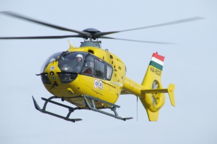 Felborult egy autó, négy súlyos sérült