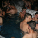 Éjszakai Fürdőzés a pápai Várkertfürdőben