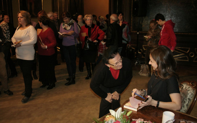 A pápai Esterházy-kastély Nádor termében mutatta be új kalendáriumát Zséda