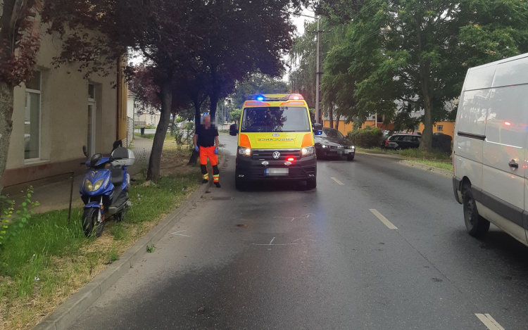 Motorral esett el egy nő a Korona utcán