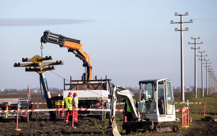 A föld alá vitték a középfeszültségű vezetéket Mosonmagyaróvár környékén a madarak védelmében