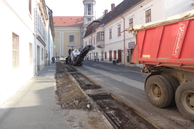 Megkezdték a Korvin utca burkolatának a felmarását