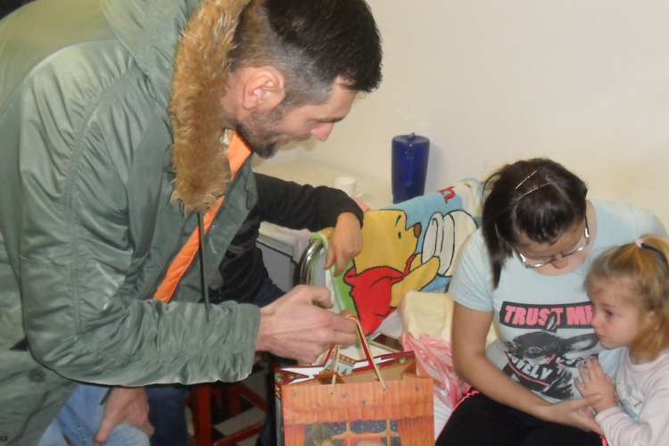 A kórház apróságainak kedveskedtek a pápai kosarasok