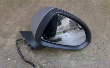 Lerúgta a visszapillantó tükröket