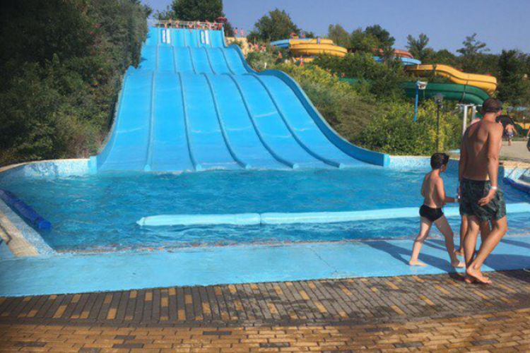 Kacsakőként pattogott a vízen, majd a térkövön landolt. Combcsonttörést szenvedett