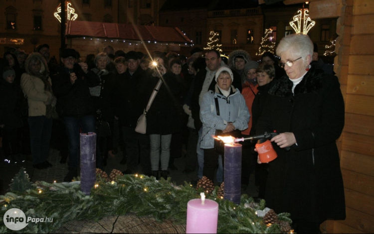 A második gyertyaláng is fellobbant a városi adventi koszorún