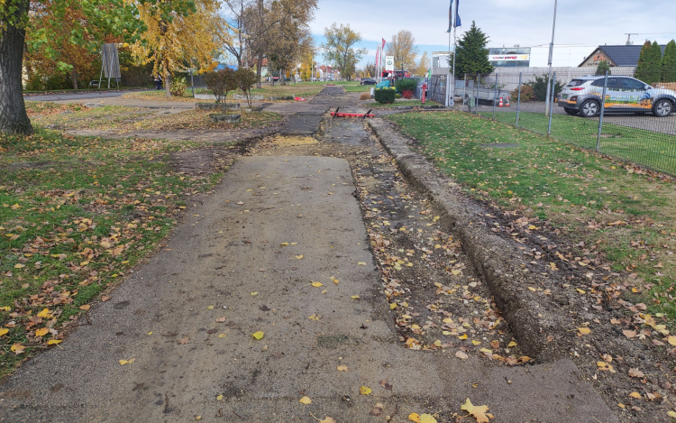 Folytatódik a kerékpárút felújítása, óvatosan közlekedjen a Külső-Veszprémi úton