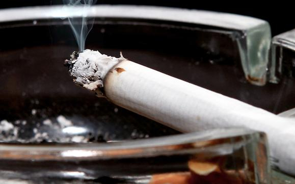 Gyermekeivel lopatta a cigarettát 