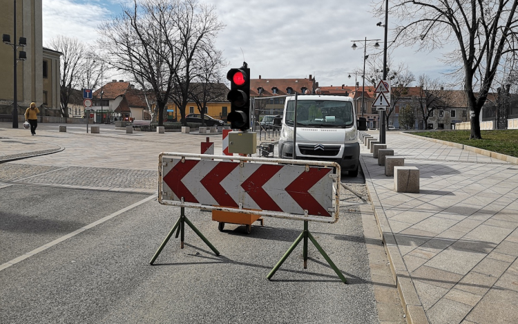 Várhatóan két hétig tart a félpályás lezárás a Fő téren