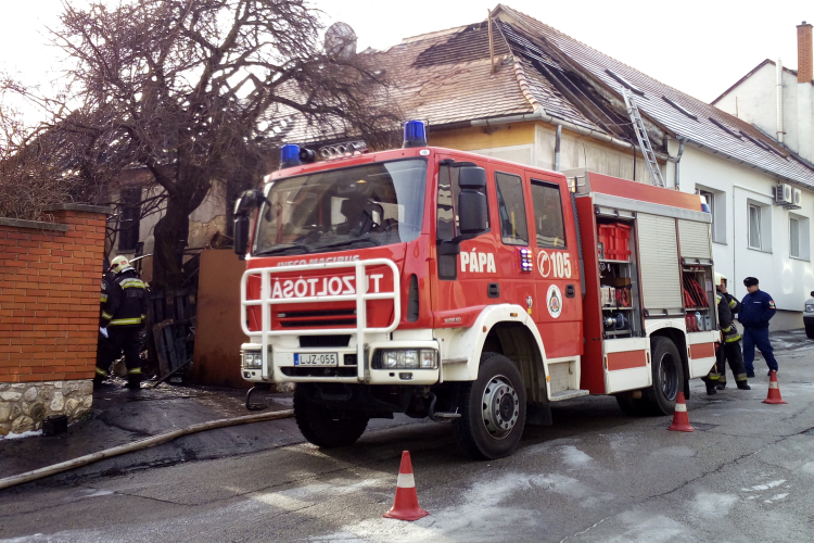Leégett egy családi ház a Szalmavári utcában - Egy ember súlyosan megsérült