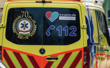 A tetejére borult egy autó a 83-as főúton