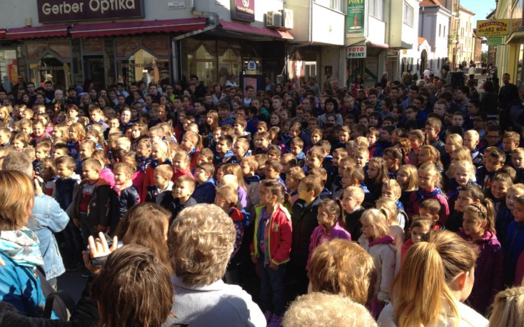 400 erkeles diák énekelt a Zene Világnapján