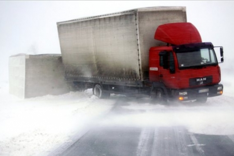 Havazás - Felborult teherautó miatt lezárás a 83-ason