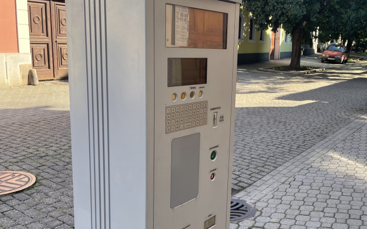 Aki a belvárosban dolgozik, jelentős kedvezményt kap a parkolási bérlet árából májustól