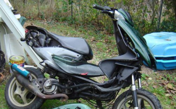 Buszvárónak ütközött egy kismotoros Tapolcafőn