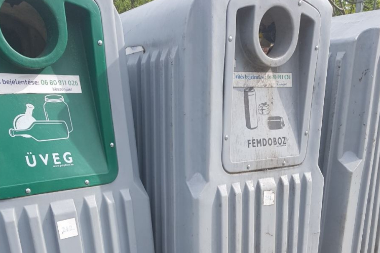 Háztartási szemetet rakott a szelektív hulladékok közé