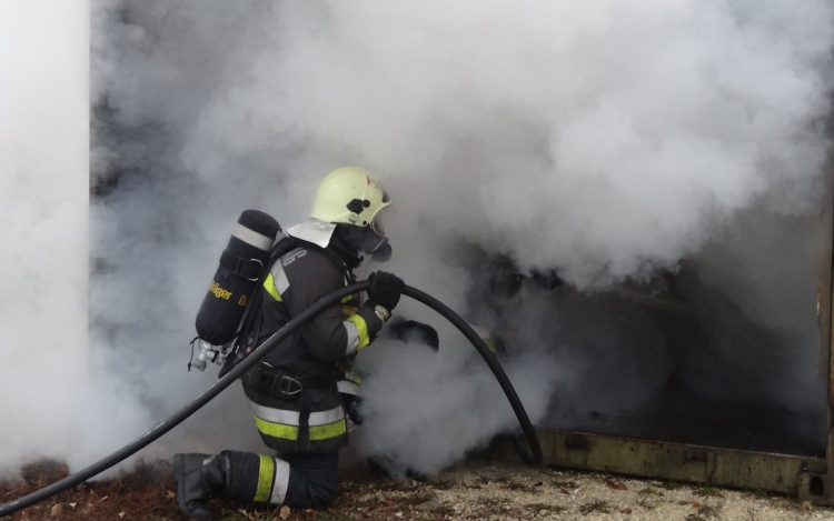 Vágástéri hulladék égett a Téglagyári úton