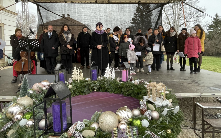 Meggyújtották a negyedik gyertyát is a városi adventi koszorún