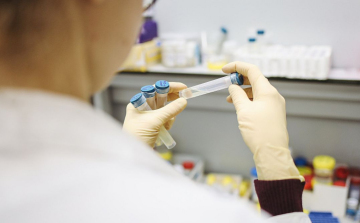 Továbbra sincs igazolt koronavírusos pápai beteg