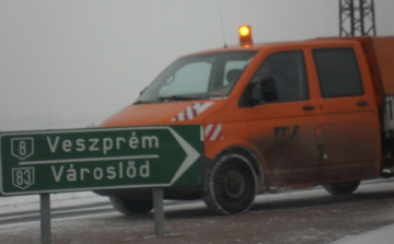 Továbbra sem lehet útnak indulni, a buszok sem járnak