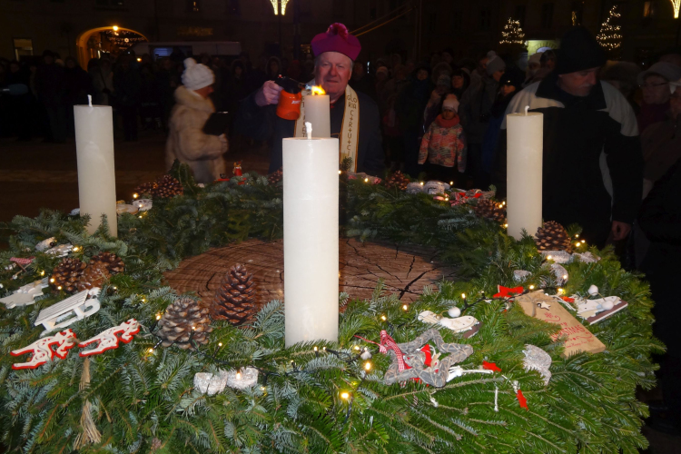 Meggyújtották az első gyertyát a városi adventi koszorún