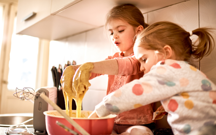 Apró kezek a konyhában: 3 tipp, amivel a legkisebbek is kedvet kapnak a főzéshez (x)
