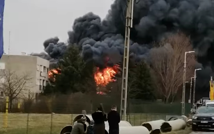Gyártóüzem gyulladt ki Sopronban, Pápáról is érkeztek tűzoltók