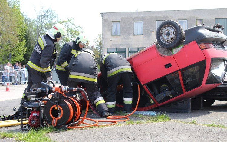 Több ezer látogató a tűzoltóság és a rendőrség által szervezett családi napon