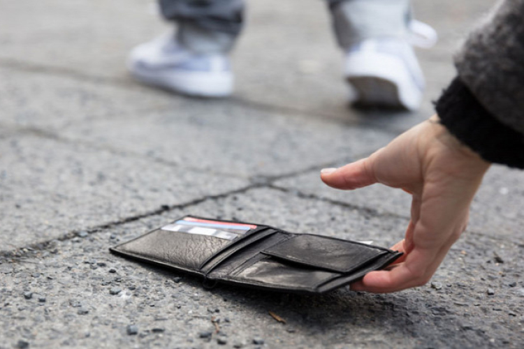 Eltették a talált pénztárcát, a rendőrök elfogták őket