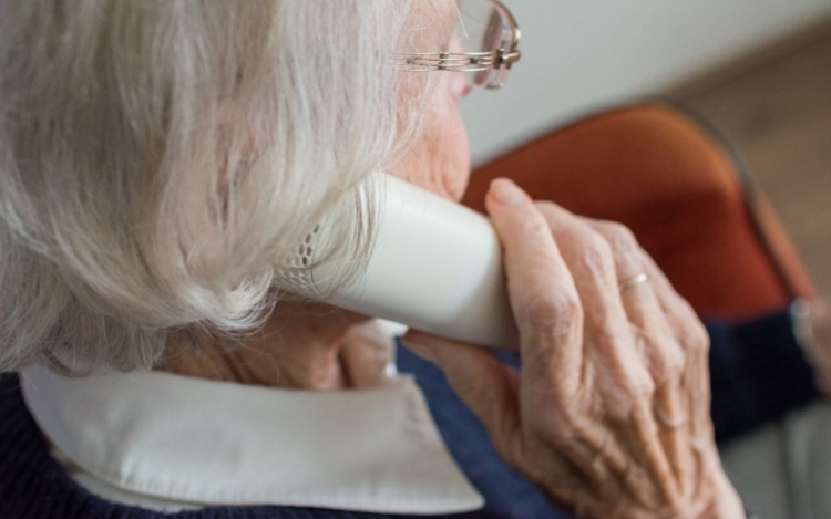 Azt hitte, hogy a fiának segít az idős pápai hölgy 