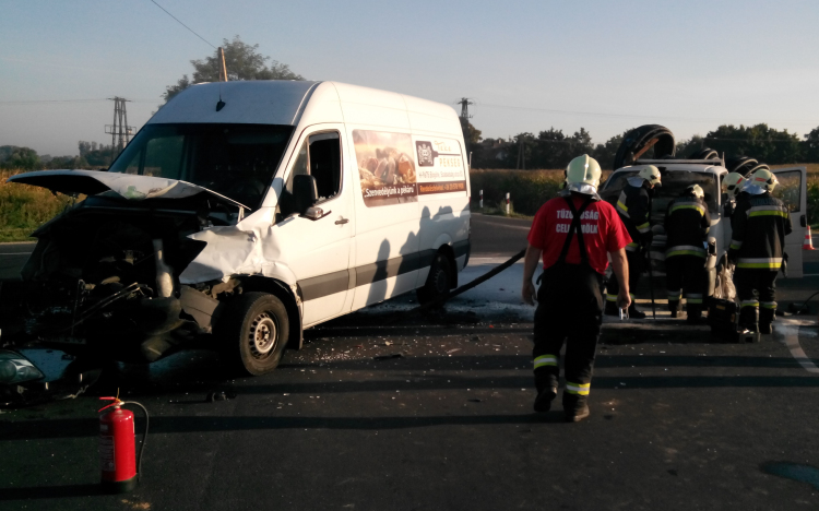 Két kisteherautó ütközött