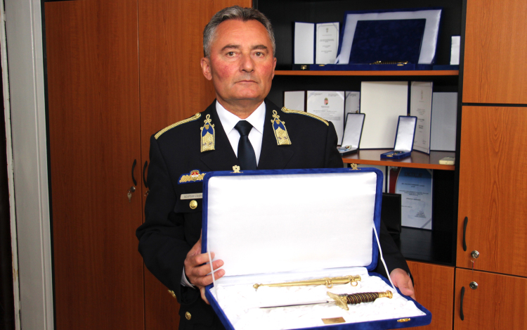 Tárgyjutalmat vehetett át a pápai kapitányságvezető