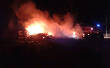 Összehordott szemét lángolt a Rigó lakótelepen