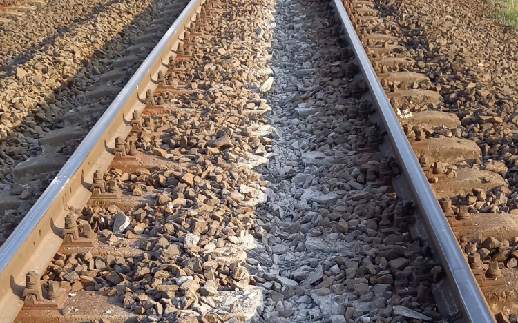 Elütött egy embert a pápai vonat