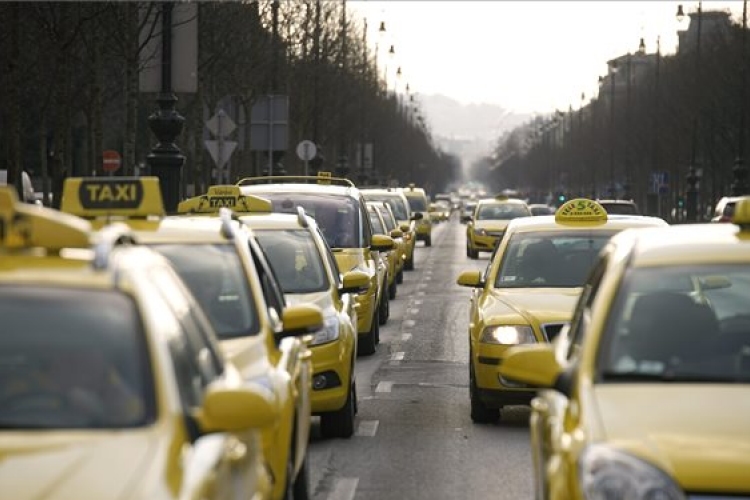 Befejeződött a taxisok demonstrációja Budapest belvárosában