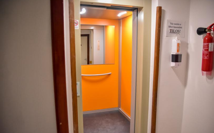 Új liftet kapott a Teveli úti otthonház