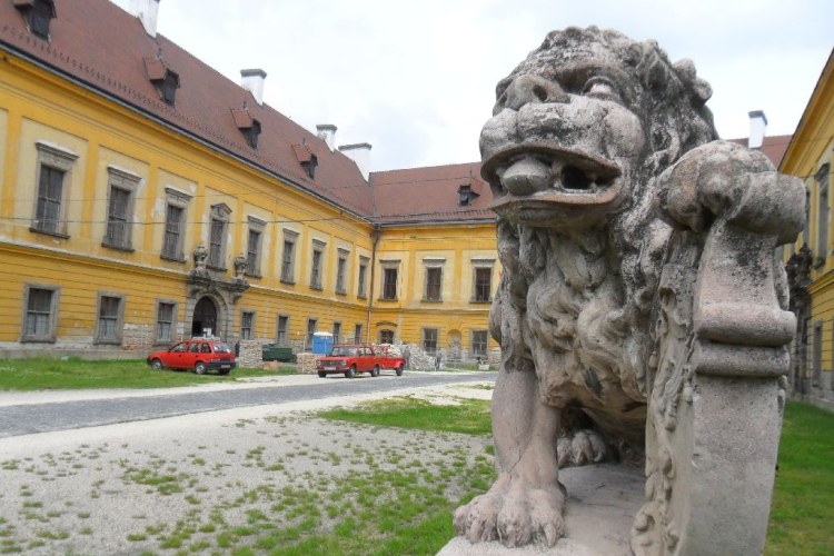 Kastélyfelújítás: Halad a bontás és a feltárás