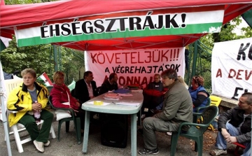 Devizahitelek - A kormányfő háza előtt kezdtek éhségsztrájkot a devizakárosultak képviselői