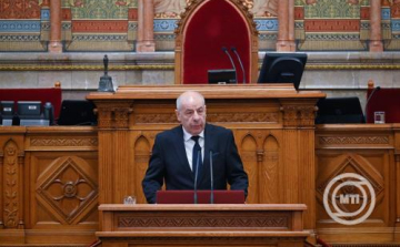 Sulyok Tamás aláírta az alaptörvény tizenhatodik módosítását