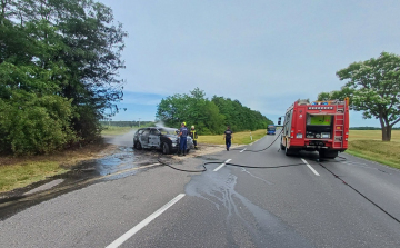 Kigyulladt egy autó a 83-ason 